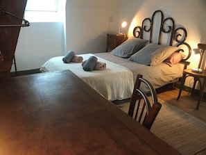 7 chambres, fer et planche à repasser, Wi-Fi, draps fournis