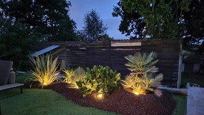 A landscaped garden with various plants and a bench. - Just 15 minutes from the 24 Hours of Le Mans racetrack! Ideal for 10 people (Pruillé-le-Chétif)
