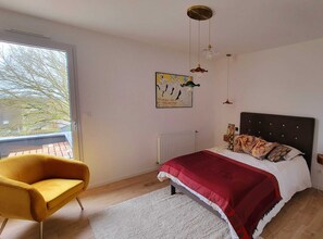 4 habitaciones, escritorio y tabla de planchar con plancha 