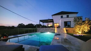 A modern house with a swimming pool, outdoor seating, and a covered patio area. - Just 15 minutes from the 24 Hours of Le Mans racetrack! Ideal for 10 people (Pruillé-le-Chétif)