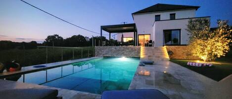 Een buitenzwembad en een verwarmd zwembad