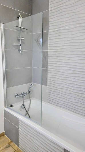 Douche, serviettes fournies, savon, papier de toilette