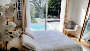 4 chambres, bureau, fer et planche à repasser, lit parapluie