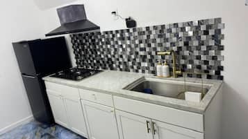 Jääkaappi, mikroaaltouuni, liesi, kahvin-/teenkeitin