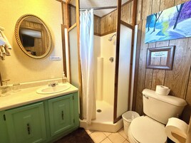 Ducha, toallas, jabón, papel higiénico