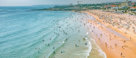 Chaises longues, serviettes de plage