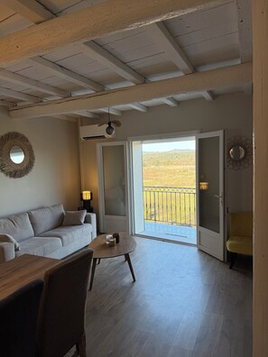 Living area - Lagune de Thau, medieval house overlooking the Thau lagoon (Balaruc-le-Vieux)