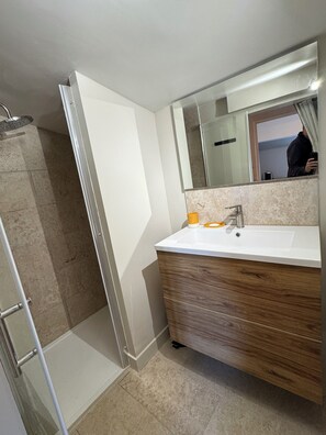 Dusche, Haartrockner, Handtücher, Seife