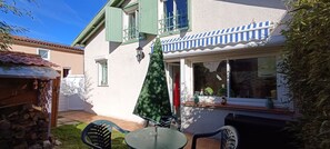 Outdoor dining - The hut at the bottom of the garden (Mercus-Garrabet)