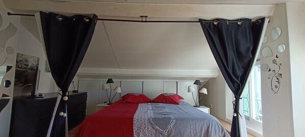 1 bedroom, bed sheets - The hut at the bottom of the garden  (Mercus-Garrabet)