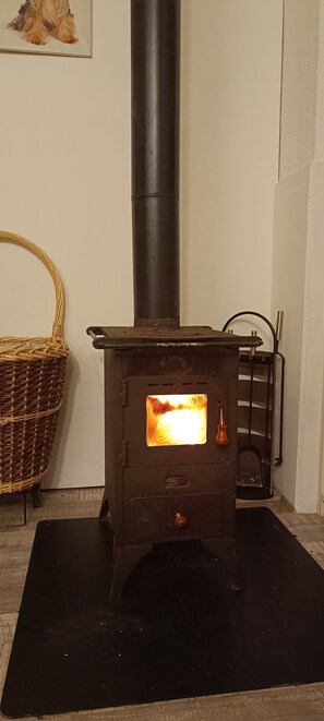 Interior - The hut at the bottom of the garden (Mercus-Garrabet)