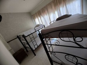 6 chambres, fer et planche à repasser, Wi-Fi, draps fournis