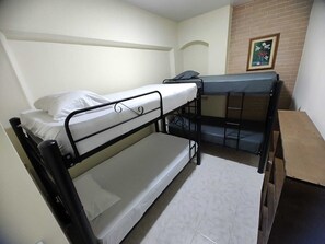 6 bedrooms, iron/ironing board, WiFi, bed sheets