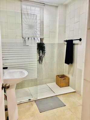 Dusche, Haartrockner, Handtücher, Seife