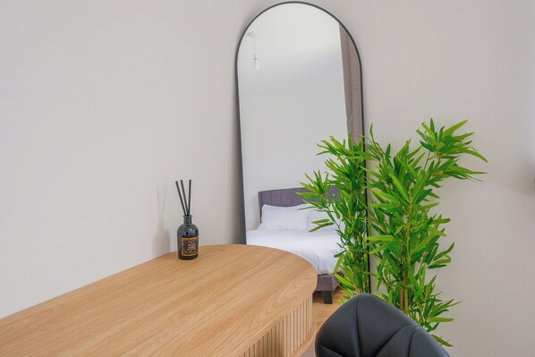 2 bedrooms, desk, iron/ironing board, WiFi