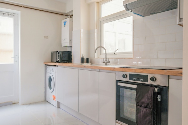 Een koelkast, een microgolfoven, een oven, een kookplaat