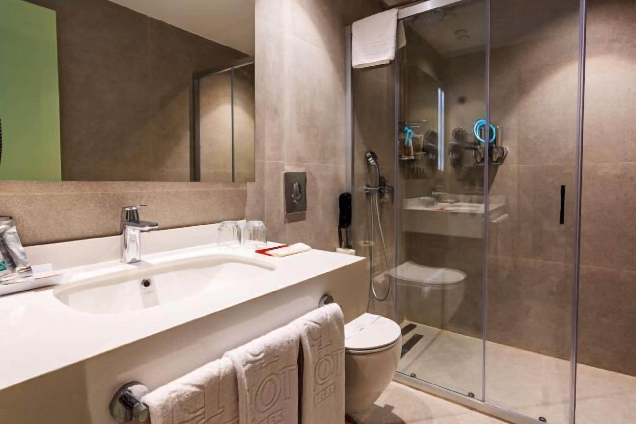 Douche, douche à « effet pluie », articles de toilette gratuits