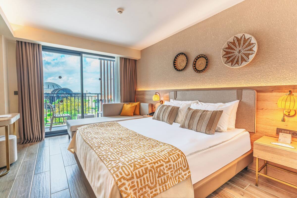 Deluxe Room Land view | Egyptian cotton sheets, premium bedding, down comforters, pillowtop beds