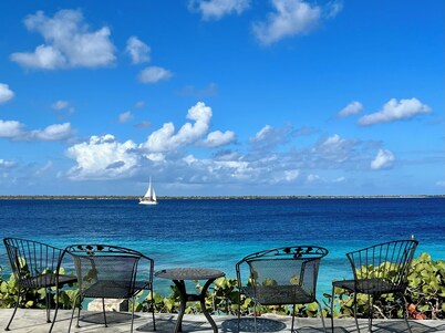 Beautiful oceanfront villa with beach and great house reef
