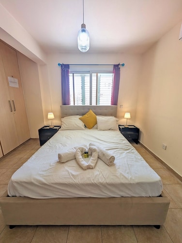 Aigli flat: A spacious, tranquil flat close to the beach, overlooking the pool. 