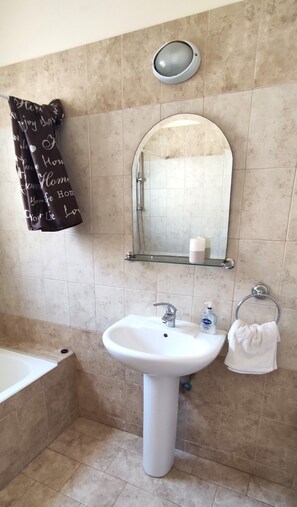 Serviettes fournies, savon, shampoing, papier toilette