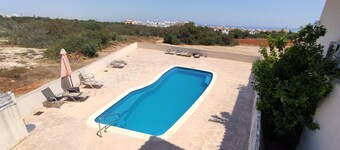 Aigli flat: A spacious, tranquil flat close to the beach, overlooking the pool. 