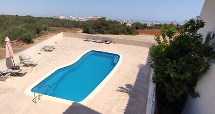 Aigli flat: A spacious, tranquil flat close to the beach, overlooking the pool.