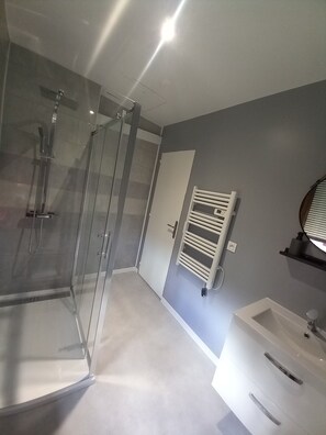 Douche, serviettes fournies, papier toilette