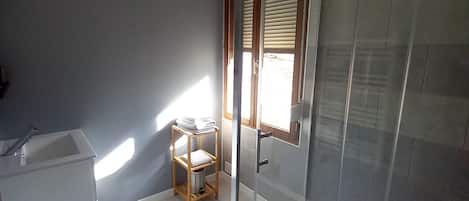 Douche, serviettes fournies, papier toilette