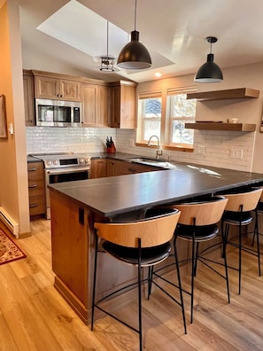 Fridge, microwave, oven, stovetop - Newly renovated, dog friendly Elkhorn stand alone condo (Sun Valley)