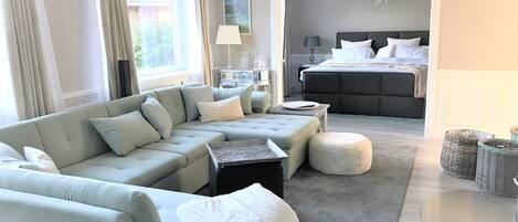 2 makuuhuonetta, tallelokero huoneessa, silitysrauta/-lauta