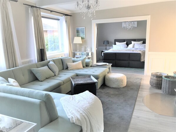 2 bedrooms, in-room safe, iron/ironing board, free WiFi