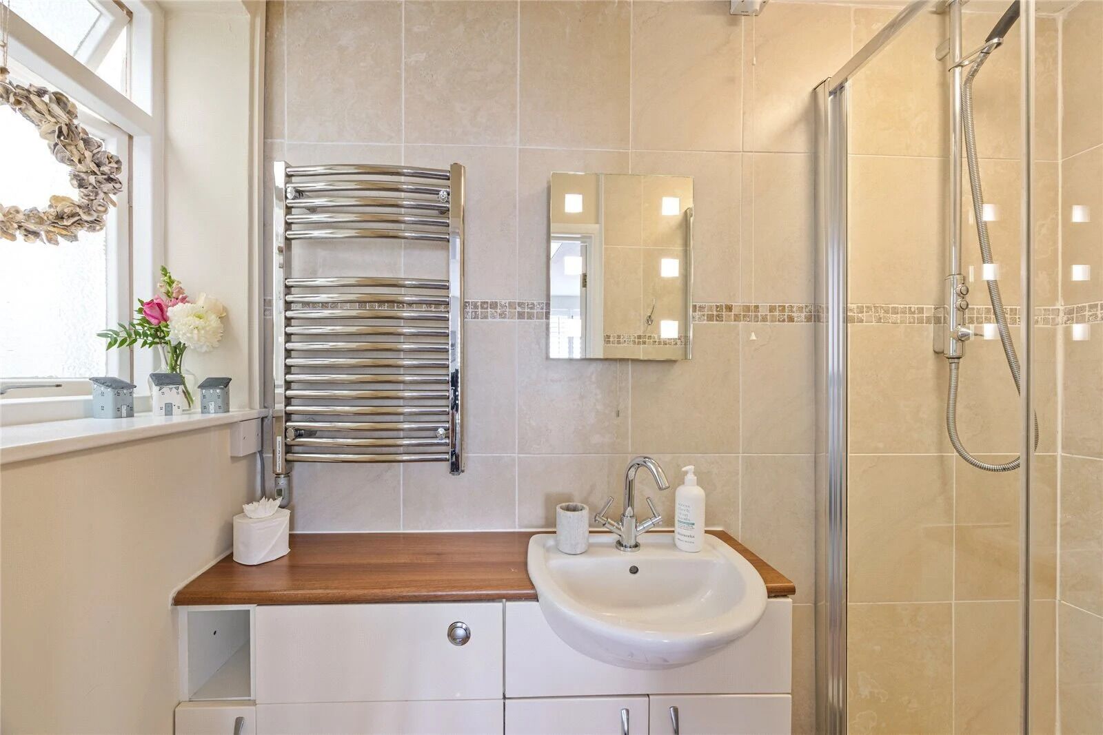 Sèche-cheveux, serviettes fournies, savon, papier toilette