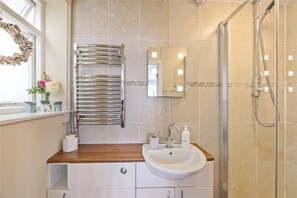 Secadora de cabello, toallas, jabón, papel de baño 