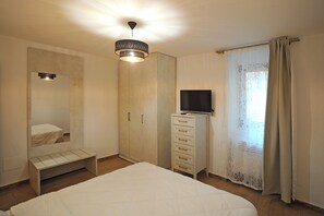 1 slaapkamer, een strijkplank/strijkijzer, reisbedje, gratis wifi