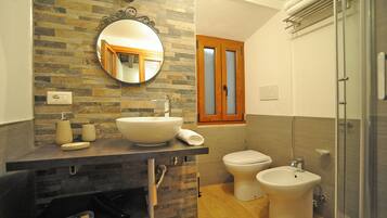 Dusche, Haartrockner, Bidet, Handtücher