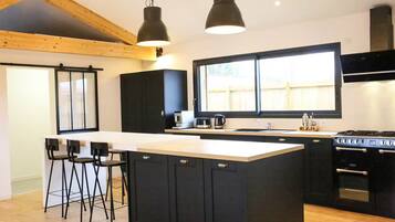 Réfrigérateur, four, lave-vaisselle, cafetiÚre/bouilloire