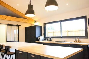 Fridge, oven, dishwasher, coffee/tea maker