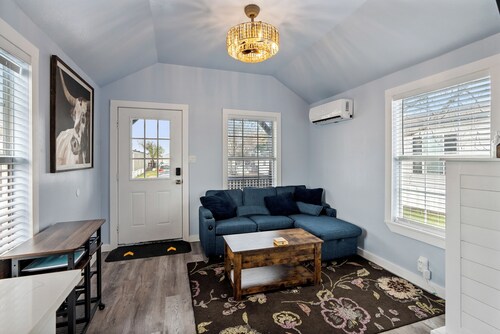 Charming 1-bedroom tiny home with AC, WiFi in awesome Corpus Christi