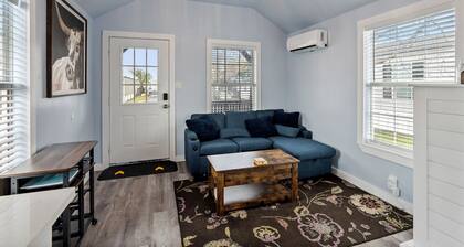 Charming 1-bedroom tiny home with AC, WiFi in awesome Corpus Christi