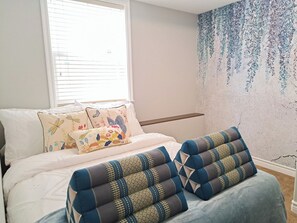 2 bedrooms, desk, iron/ironing board, travel cot - ❤️️180° Valley Vista - Powerful AC | 1G Fast Wifi | Pet-Friendly | Scenic Trails (Chilliwack)