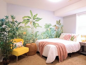 2 habitaciones, escritorio y tabla de planchar con plancha