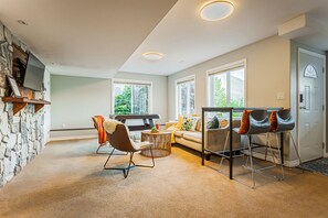 Smart TV, fireplace, books, offices