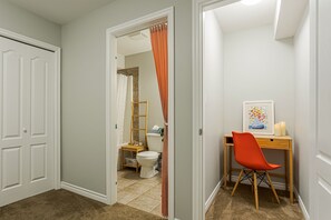 Hair dryer, towels, soap, shampoo - ❤️️180° Valley Vista - Powerful AC | 1G Fast Wifi | Pet-Friendly | Scenic Trails (Chilliwack)