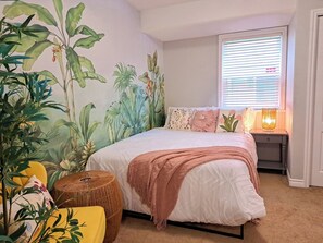 2 dormitorios, escritorio, tabla de planchar con plancha y cuna de viaje