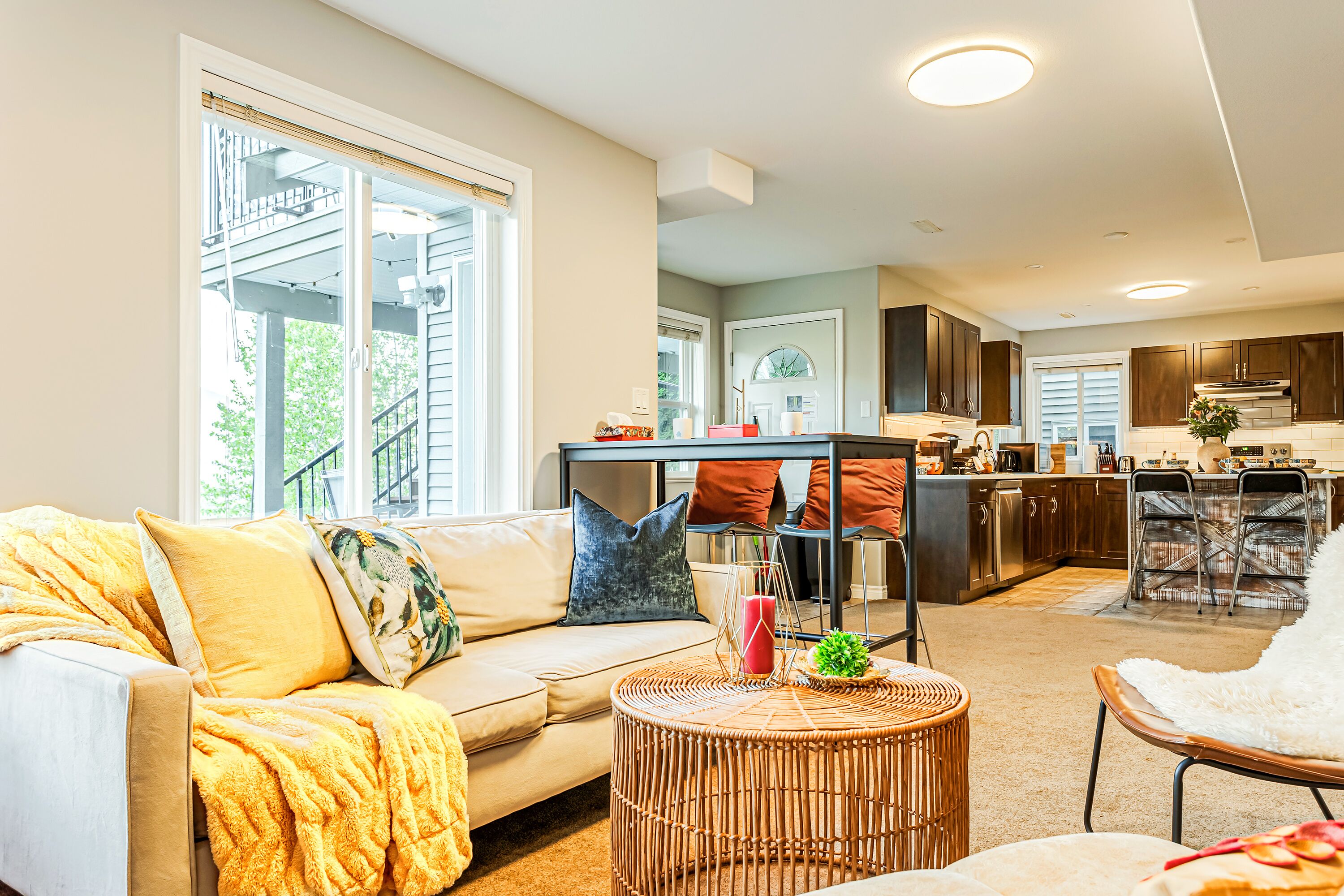 TV connectée, cheminée, livres, espaces bureaux