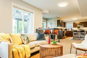 Téléviseur connecté, foyer, livres, bureau