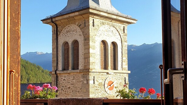 A balcony with a stone tower and a clear view of mountains. - La Cure de Vernamiège (Mont-Noble)