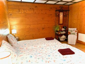 Romantic Room, Non Smoking, Mountain View | Premium bedding, laptop workspace, iron/ironing board, free WiFi - La Cure de Vernamiège (Mont-Noble)