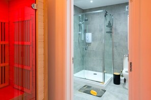 Dusche, Haartrockner, Handtücher, Seife